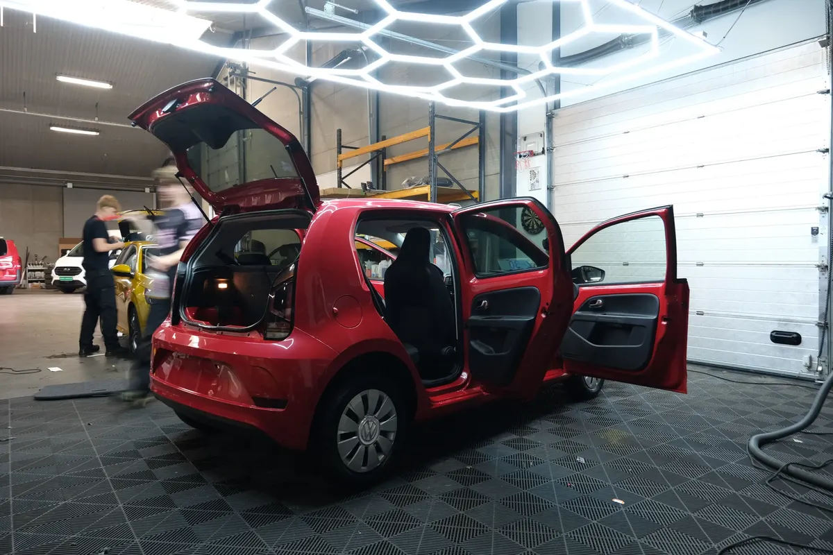 Rød VW up under klargøring i MN Auto Cares værksted i Odense